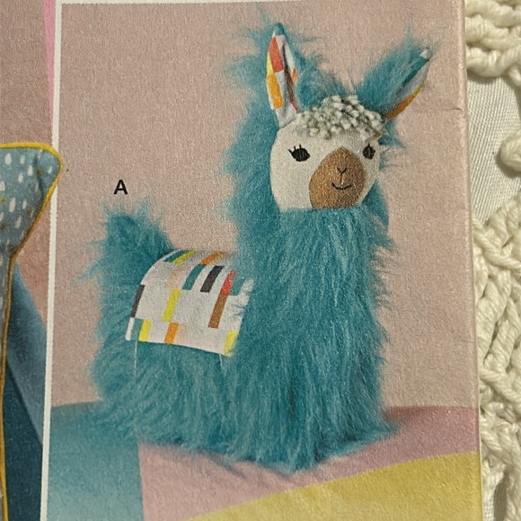 Simplicity 8441 stuffed Llama animals and 15” llama Applique pillows 2017 - Picture 3 of 4